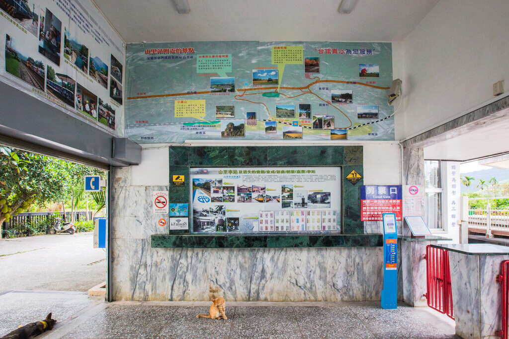 山里車站的剪票口有旅遊地圖
