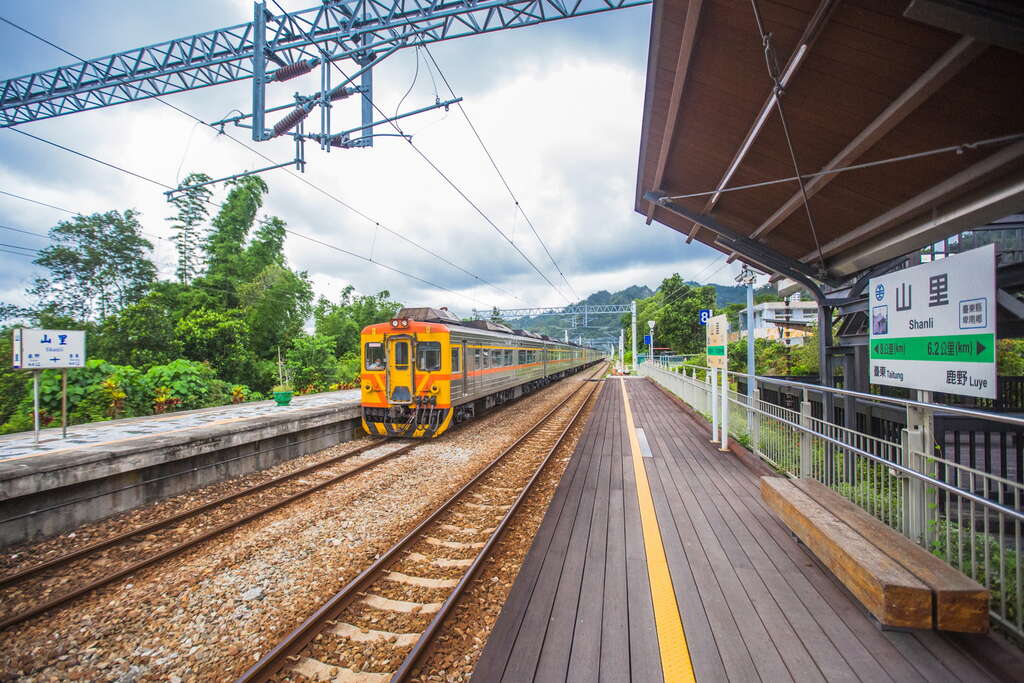 火車行駛過小小的山里車站