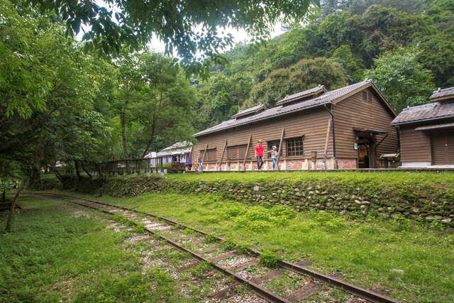 古樸的日式建築與鐵道