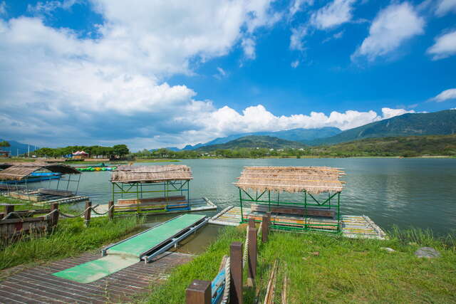 大坡池在夏季時會舉辦竹筏季，讓遊客體驗早期的漁民遊湖捕魚