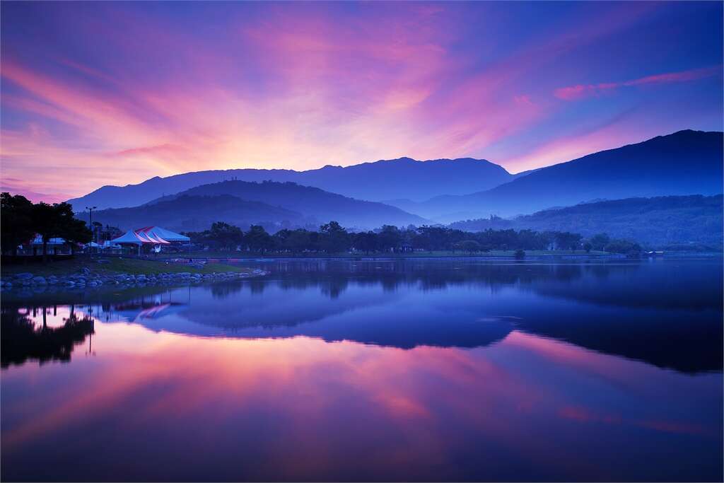 滿天彩霞的大坡池十分美麗