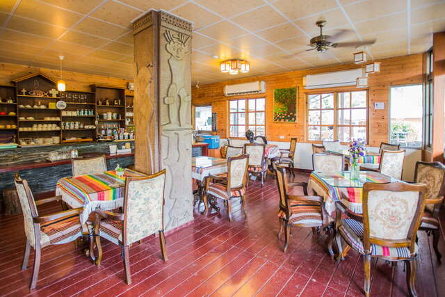 裝飾粗獷木雕的餐廳，有著濃厚的原民風情