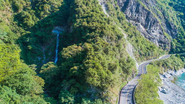 從玉里鎮沿著台30號公路往西走，可以看見南安瀑布高掛山壁上