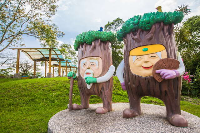 鳳梨公園旁有著樹公公、樹婆婆的塑像