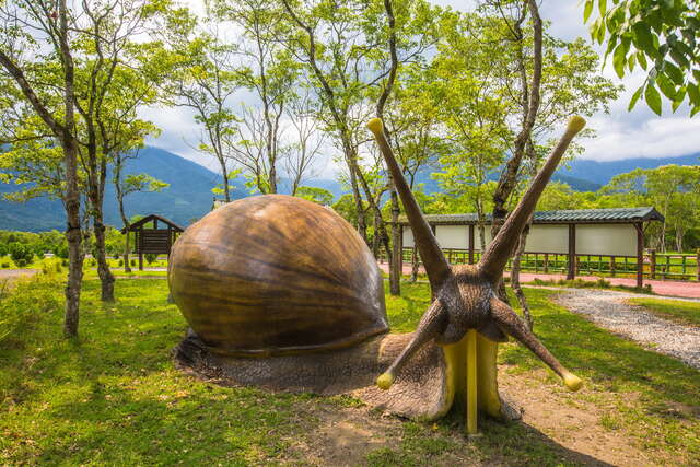 園區中有著巨型蝸牛的裝置藝術