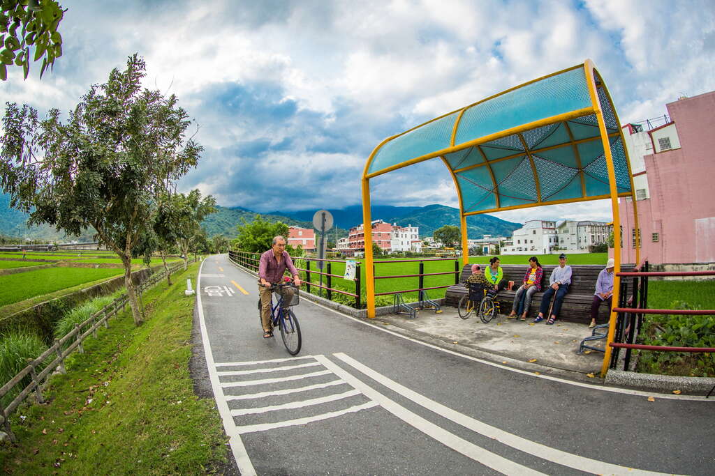 玉富自行車道沿途有休憩區供遊客休息