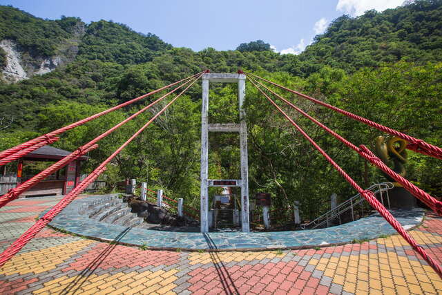 天龍吊橋，全長110公尺，曾是日治時期開闢的關山越嶺古道
