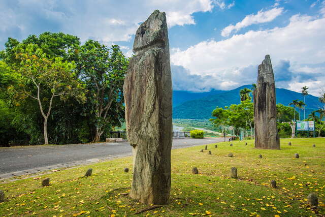 舞鶴遺址上的二根板岩石柱，是目前臺灣考古遺址中最高大的