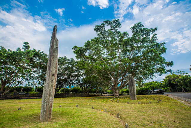 舞鶴石柱一高一矮，高的石柱高約575公分，較矮的高約399公分