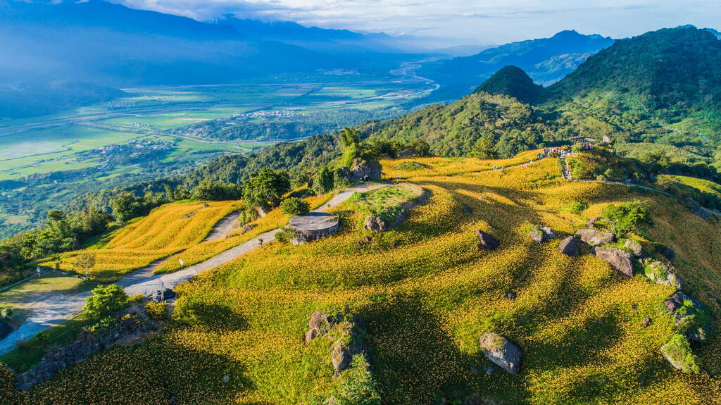 綿延隨山坡起伏的六十石山