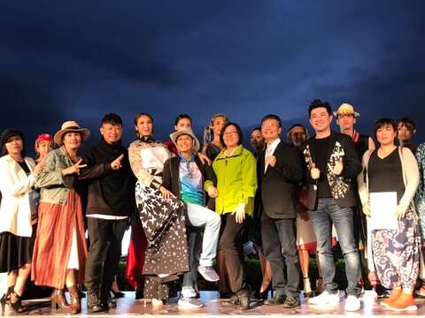 The “earth fashion show on the runway of Yufu” incorporates the features of Hualien and Taitung with fashion; displaying professionalism and creativity.