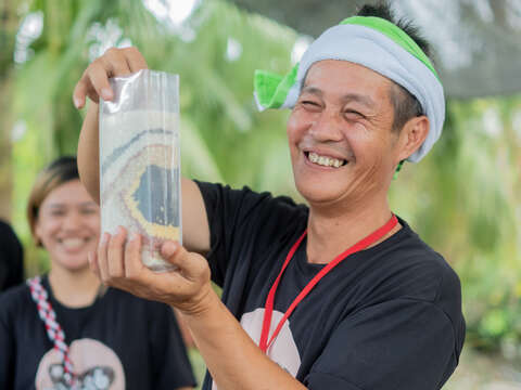 The “tribal tour on dining table" starts from the tribe of Zhiluo, the “rice field, footprint, and dining table”