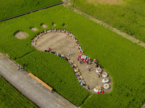 The “tribal tour on dining table" starts from the tribe of Zhiluo, the “rice field, footprint, and dining table”