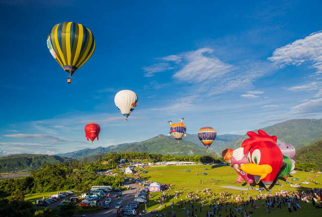 気候が熱気球に適した6月〜8月は多くの熱気球が見られます。