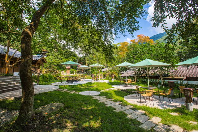 今日の「林田山林業文化園区」ではヒノキの香りがいっぱいのカフェでアフタヌーンティーを楽しみ