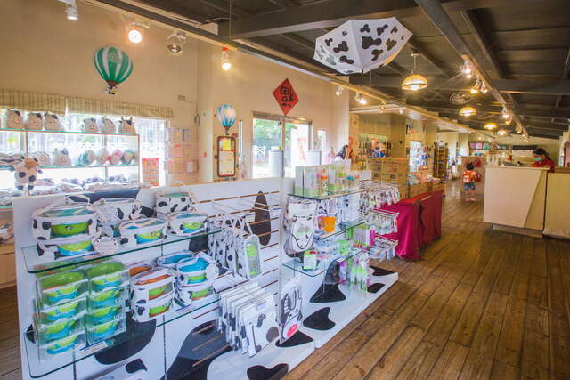 The fresh milk and all kinds of desserts made with milk are must-buys when you visit Chulu Pasture.