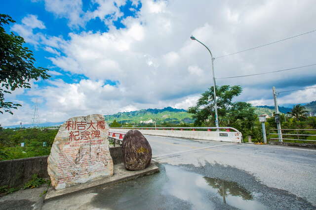 Liji Badlands are located on the banks of Beinan River in the northern suburbs of Taitung City.
