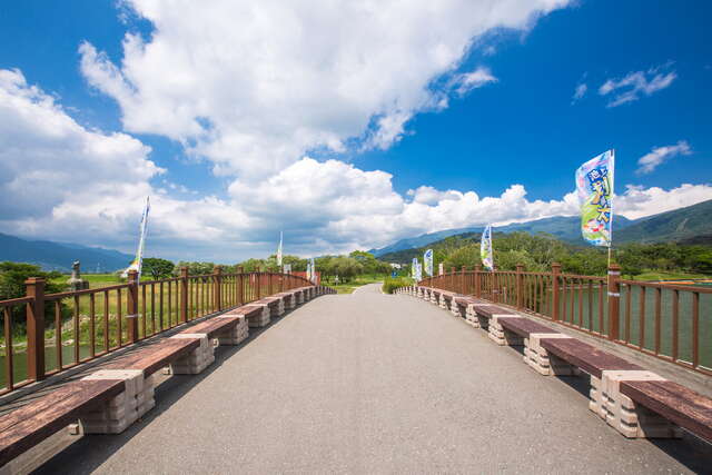 Visitors can appreciate the beauty of Dapo Pond.