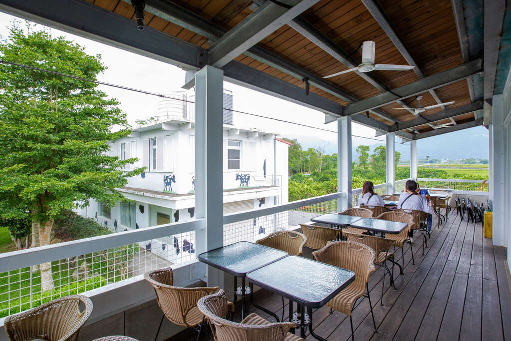 吉蒸牧場2樓的餐廳部，可坐在戶外享受美景與美食