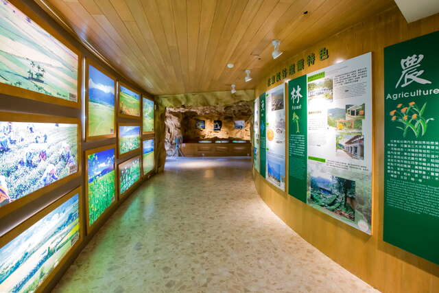 鯉魚潭遊客中心內的縱谷產業特色說明
