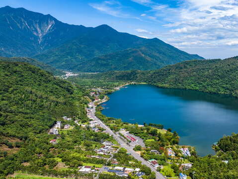 鳥瞰鯉魚潭的山光水色