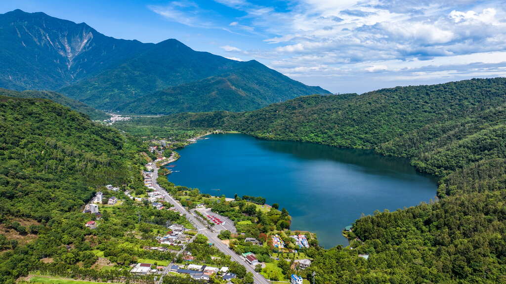 鳥瞰鯉魚潭的山光水色