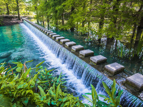 來到雲山水一定要走的石磚步道