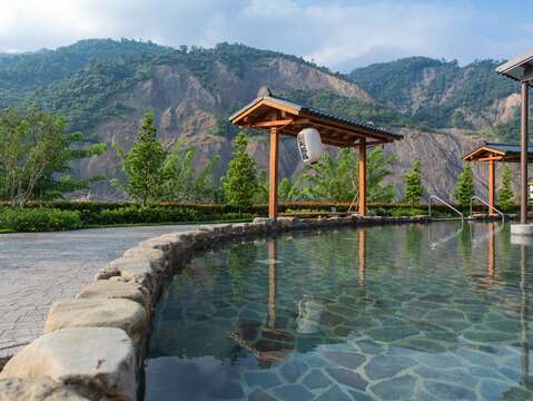 Enjoy hot springs with the quintuple and domestic travel stimulus vouchers.