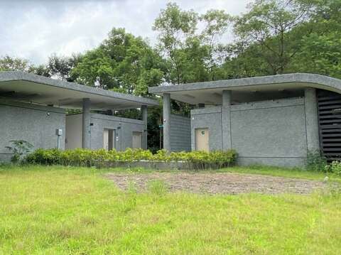 The appearance of public toilets in North Liyu Lake is integrated with surrounding scenery.