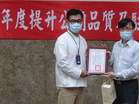 Administration secretary, Wu Che-hung, issued a certificate of appreciation to the lecturer.