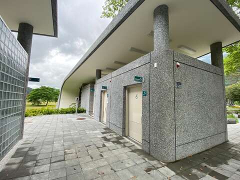 潭北景観公衆トイレは男/女用の他にバリアフリーと親子トイレも設置し機能は万全