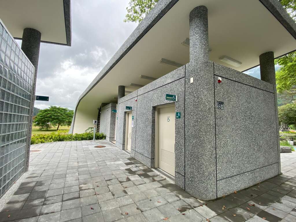 鯉魚潭潭北景観公衆トイレは周囲の景色に溶け込むデザイン