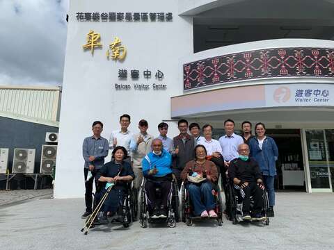 卑南ビジターセンターで開催された「ユニバーサル旅行設計チーム会議」では、花蓮県と台東県の身体障害団体代表と専門家を現地に招き、「バリアフリー公衆トイレ」の使いやすさ向上に取り組んだ