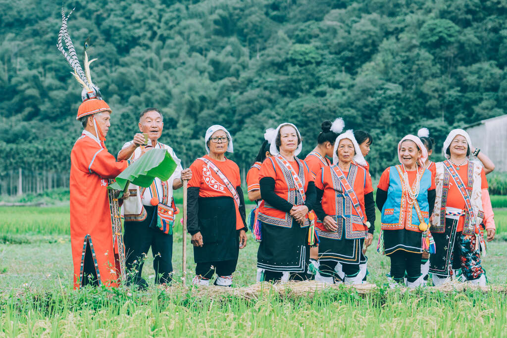 與部落耆老學習傳統歌舞