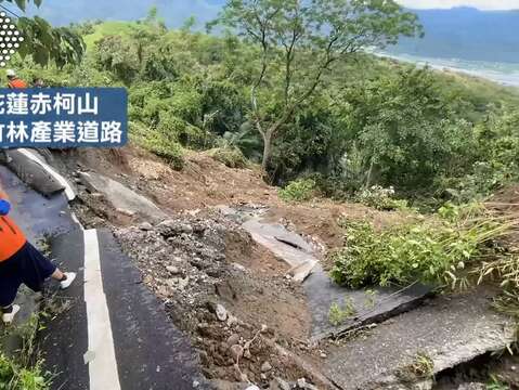 金針花受損！赤柯山道路地基流失2周搶通_2