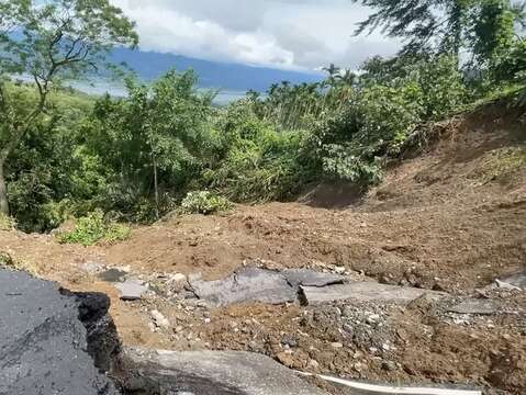 金針花受損！赤柯山道路地基流失2周搶通_3