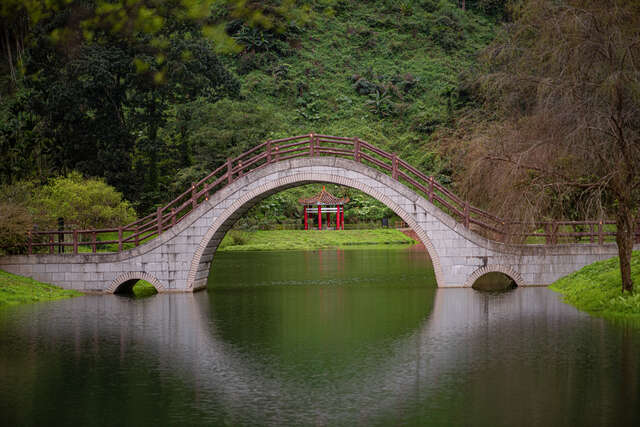 吉利潭映月橋與湖面倒影形成一個圓
