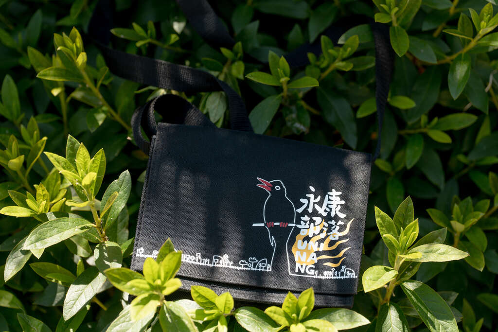 烏尼囊多元文化工作坊推出部落小書包，融入紅嘴黑鵯圖騰設計，廣受民眾喜愛。