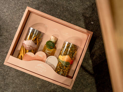 朵栗栗農坊推出結合金針花、苦茶油、菊花茶等產品的地方特色禮盒，讓消費者能一盒滿足。