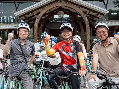 第36號路線起點-池上火車站(左起台東縣政府交觀處卜敏正處長、縱管處許宗民處長、池上鄉公所林建宏鄉長)