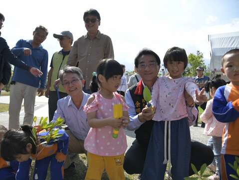 富里國小附設幼稚園 與 縱管處處長一起種樹