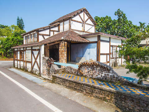 徐家興菸樓為大阪式菸樓，屋頂設有的太子樓排氣