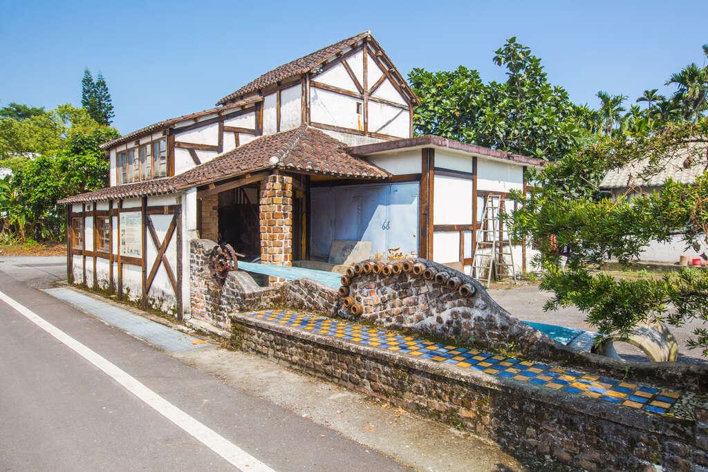 徐家興菸樓為大阪式菸樓，屋頂設有的太子樓排氣