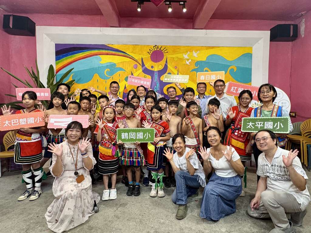 結合書香與稻香的溫暖贈書儀式之大合照