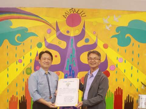 桃園市立圖書館館長施照輝與縱管處許宗民處長之贈書儀式
