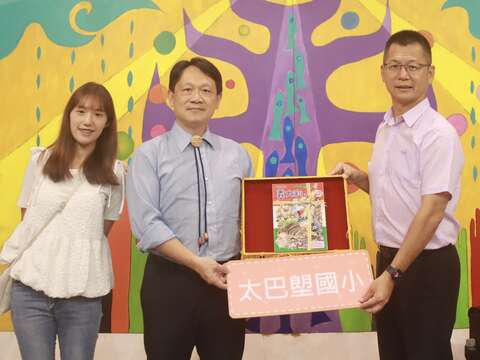 光復鄉太巴塱國小劉從義校長(右)、林筱庭主任(左)、桃園市立圖書館館長施照輝(中)