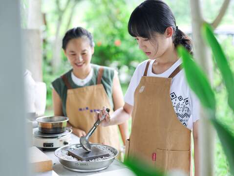 圖11-陶錫工藝鑄造鍛敲錫藝體驗