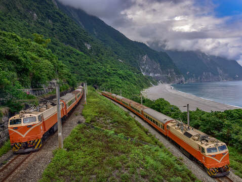 清水斷崖通過的火車 (1)