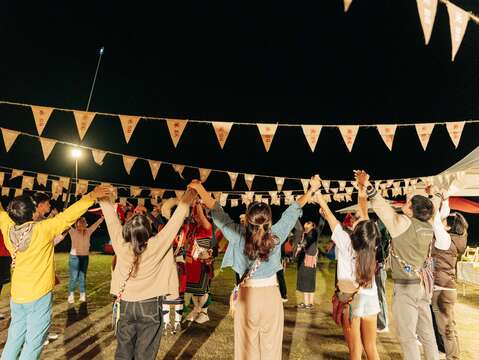 月光下稻田腳印餐桌