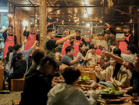 支亞干部落-用餐畫面